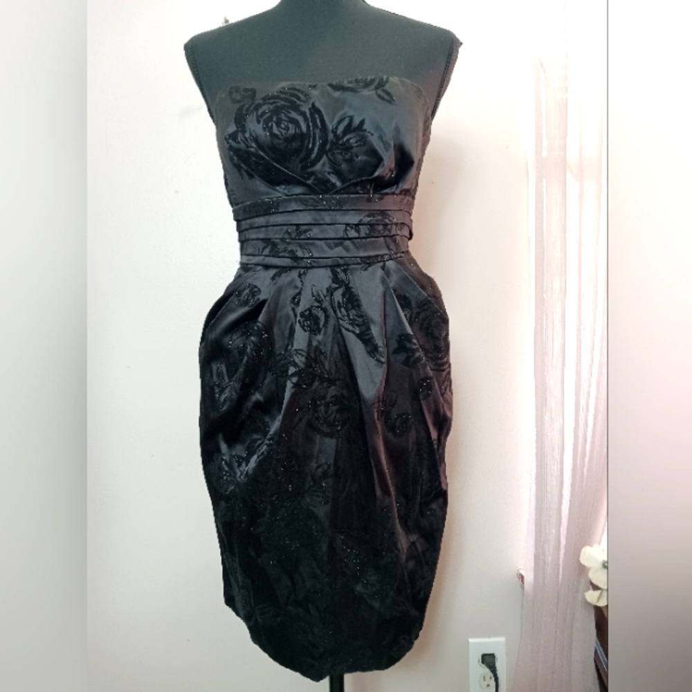 Black Strapless Satin Wiyh Velvet Roses Snap Sz9, Zipper And Tie